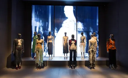 1._installation_view_of_london_gallery_alexander_mcqueen_savage_beauty_at_the_va_c_victoria_and_albert_museum_london_0